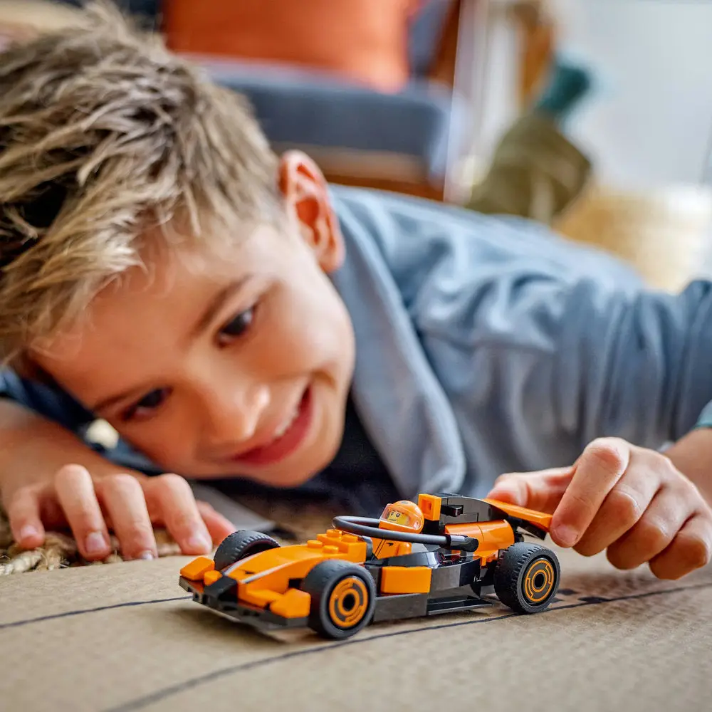 LEGO City 60422 F1 Driver with McLaren Race Car 86 Pcs — imagen 9