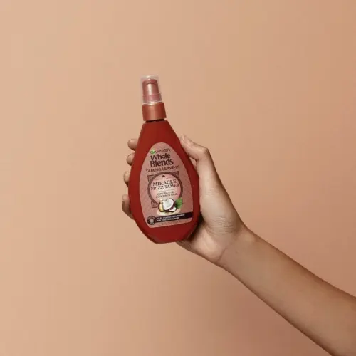 Garnier Whole Blends Taming Leave-In Miracle Frizz Tamer 10-in-1 Coconut Oil & Cocoa Butter 150 mL (5 oz) — imagen 7