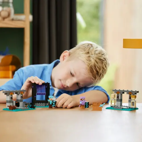 LEGO Minecraft 21252 The Armory 203 Pcs — imagen 9
